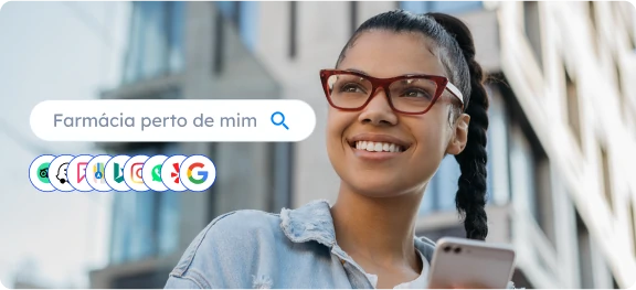 Pessoa pesquisando farmácia perto de mim no celular